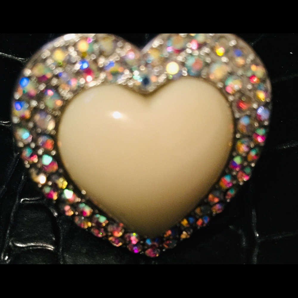 Fashion ring,stones/w ivory heart in center Sz 6